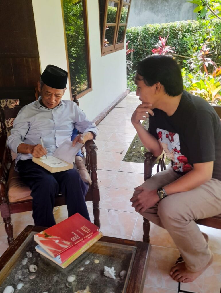Ahmad Tohari: Merawat Ingatan Kekerasan 1965 Melalui Karya Sastra