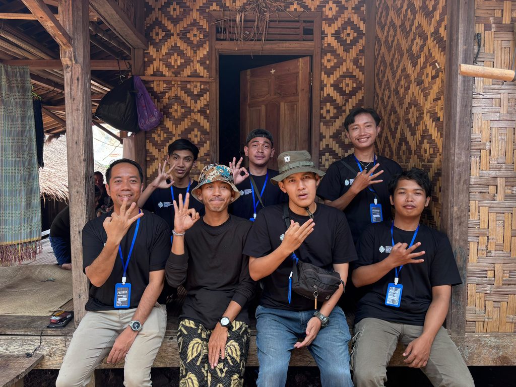 Peserta Belajar Budaya Baduy Berkumpul di Rumah Penduduk