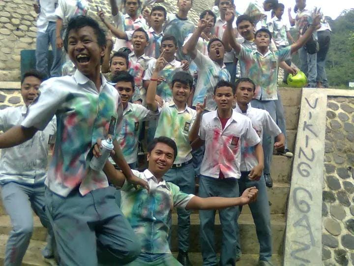 Mengenang Masa “Putih Abu”: Kegoblokan, Ketololan, dan Asmara