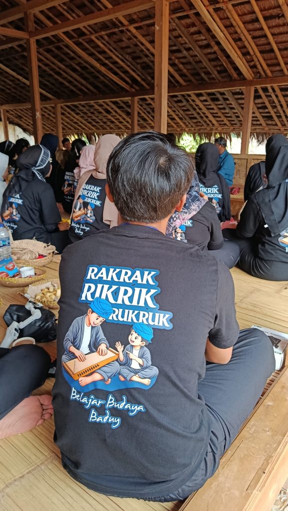 Peserta Belajar Budaya Baduy Menyimak Diskusi