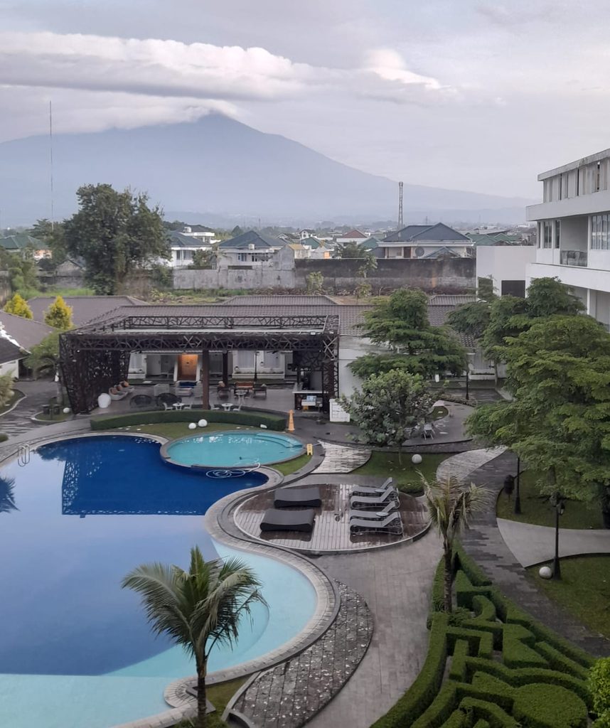 Pemandangan Gunung Slamet dari Pusat Kota Purwokerto