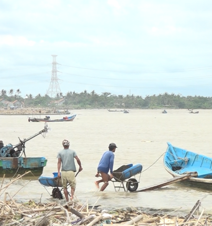 Tambang Pasir Tradisional di Muara Sungai Serayu